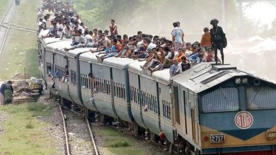 孟加拉火车乱象常见，据说铁路员工会收取贿赂，允许买不到票的民众坐在车顶上。（法新社档案照）