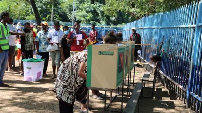 巴布亚新几内亚民众在首都莫尔兹比港的投票站，投下神圣的一票。（图取自法新社）
