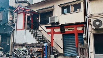 东京“今村幸稻荷神社”自从被摧毁之后，就在一栋公寓建筑前重建至今。