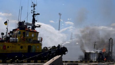 俄罗斯导弹击中乌克兰黑海港口敖德萨的基础设施后，消防人员正在抢救和灭火行动。（图取自面子书/乌克兰战略讯息中心）