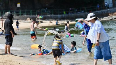7月23日（周六）是二十四节气中的大暑，香港录得有记录以来最高温的大暑，当天有市民到赤柱正滩游泳玩水。（图取自中新社）