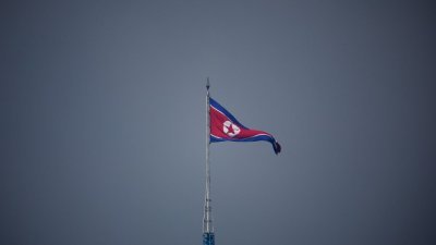 一面朝鲜国旗飘扬。（图取自路透社）




