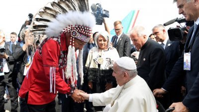 罗马天主教教宗方济各当地时间周日抵达加拿大埃德蒙顿国际机场，现场有身穿传统服饰的原住民团体代表欢迎他。（图取自梵蒂冈媒体/Divisione Produzione Fotografica/路透社）
