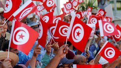 突尼斯民众于本月23日参与抗议活动，拒绝总统赛义德试图以通过新宪法扩大权力的行为。（图取自路透社）