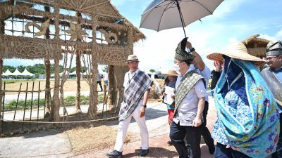曹观友（左2起）周日在诺雷拉陪同下，出席“槟州国际稻米节4.0”活动。