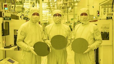 路透社于上月30日获得的照片显示，三星电子的员工在其位于韩国华城厂区展示3奈米晶片。（图取自三星电子/路透社）