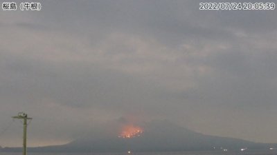 从日本气象厅监控摄像机截取的实时画面，显示樱岛火山周日晚喷发的情景。（图取自日本气象厅/时事通信社/法新社）