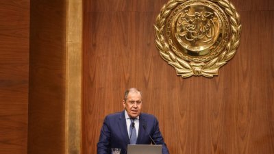 俄罗斯外交部长拉夫罗夫当地时间周日，在埃及开罗向阿拉伯联盟常驻代表发表讲话。（图取自俄罗斯外交部/法新社）