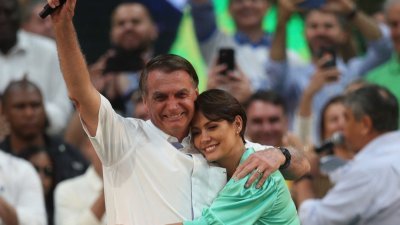 巴西总统博索纳罗周日在里约热内卢的政党活动，正式确认为自由党总统候选人，参加定于今年10月举行的总统选举。他和妻子米歇尔感谢支持者并拥抱庆祝。（图取自路透社）