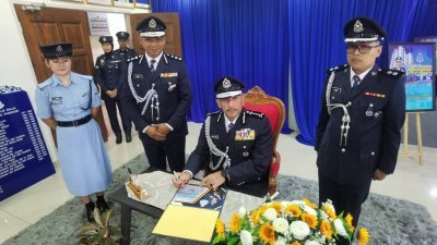 米尔法立达拉（坐者）出席邦咯岛警局揭幕及启用礼。