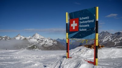 阿尔卑斯山冰川消融，导致瑞士和意大利的边界改变。在海拔3480公尺的意大利泰斯塔格里吉亚山山巅，竖立著一面标明瑞士边境的横幅。（图取自法新社档案照）