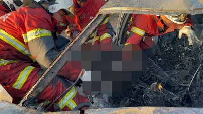 百万镇连环致命车祸惨被烧死的宝马司机证实为34岁本地男子。(柔消拯局提供)