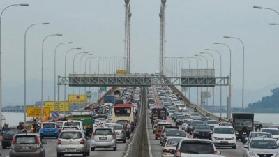 过去的周末，槟岛涌入75万辆来自外州的车辆。（档案照）
