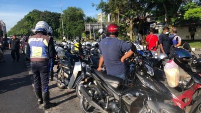 槟州陆路交通局在诗布朗再也交通圈一带展开“外籍司机行动”。