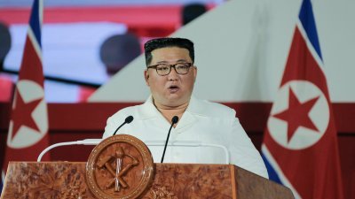 朝鲜最高领导人金正恩周三在平壤出席“战胜节”69周年纪念活动，并发表讲话。（图取自朝中社/路透社）