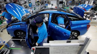 丰田汽车公司的员工在日本爱知县丰田市元町工厂的组装线上工作。（路透社档案照）