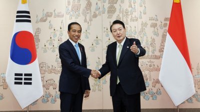韩国总统尹锡悦周四在总统府欢迎到访的印尼总统佐科。（图取自韩联社/路透社）