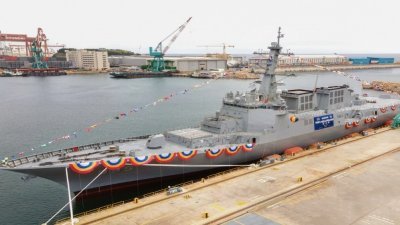 韩国军方周四为新一代宙斯盾驱逐舰“正祖大王”号举行下水仪式。（图取自推特）