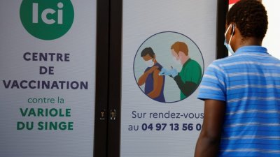 一名男子当地时间周三进入法国尼斯的疫苗接种中心，准备接种猴痘疫苗。（图取自路透社）