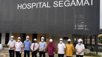 林添顺（左5）连同各单位主管巡视医院新楼。
