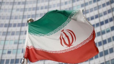 人权组织报告，伊朗今年处决的人数已超越去年多达两倍。图为安插在国际原子能机构总部的伊朗国旗正随风飘扬。（路透社档案照）