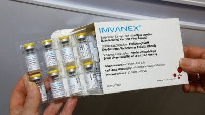 法国的医疗工作者正拿出一盒猴痘疫苗。（图取自路透社）