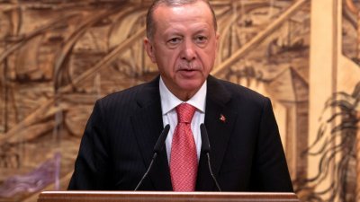 上周五在伊斯坦布尔由多国代表出席，签署运送粮食协议时，土耳其总统埃尔多安上台讲话。（图取自路透社）