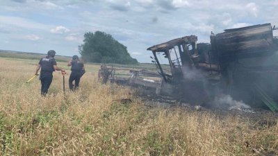乌克兰正值小麦收成季节，在哈尔科夫州一处田地，一辆小麦收割机误中反坦克地雷被炸毁。（图取自乌克兰国家紧急服务中心新闻处/路透社）