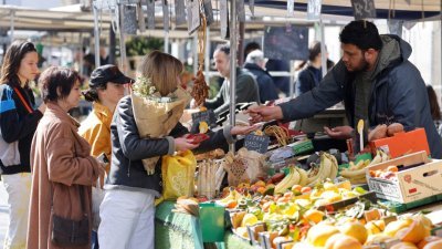在法国巴黎的一个露天食品市场d'Aligre，民众们在选购蔬菜和水果。（图取自法新社档案照）
