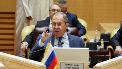 俄罗斯外长拉夫罗夫周三在沙地阿拉伯首都利雅得举行的第5届海湾阿拉伯国家合作委员会（GCC）-俄罗斯战略对话部长级联席会议上发表讲话。（图取自路透社）