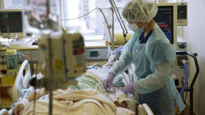 日本东京一家医院的医护人员照料一名新冠肺炎患者。（图取自网络）