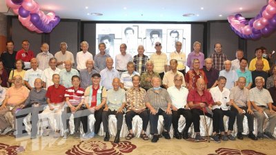 吉隆坡尊孔独中毕业于1962年老同学相聚，回忆相识60多年的美好时光