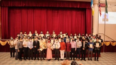 韩江中学38位教职员为校服务25年、20年、15年、10年及5年，在教师表扬会上获得服务年资奖。