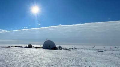 纽西兰科学小组在南极冰原上设置调查点，发现冰层下藏有淡水湖和河流网络。（图取自国家水和大气研究所/英国《卫报》）
