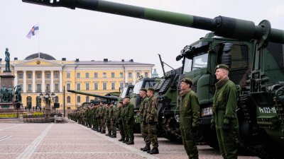 6月4日是芬兰的军旗日，芬兰军人和军车在赫尔辛基参议院广场举行的全国游行中整齐排列。（图取自法新社）