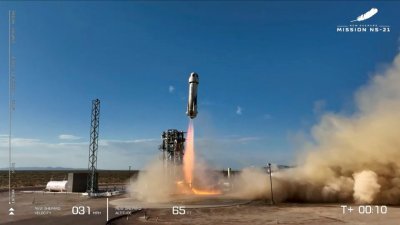 贝佐斯旗下太空探索公司蓝色起源（Blue Origin）于当地时间上周六，在美国得克萨斯州范霍恩附近的基地，启动其第5次载人飞行任务。（图取自蓝色起源/路透社）