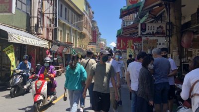 台南各景点在上周五的端午连假第一天涌现不少游客，在街头选购在地小吃。（图取自台南市政府/中央社）