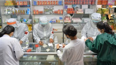 朝鲜官媒5月23日发布的照片显示，陆军医务人员参与了药品供应分配工作。（图取自朝中社/路透社）
