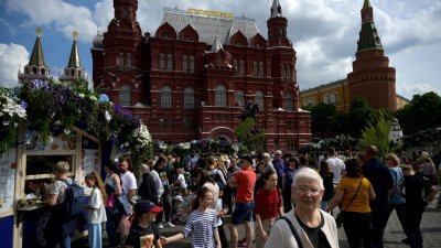 上周四在莫斯科市中心的Manezhnaya广场，民众们趁著好天气快乐出游。（图取自路透社）
