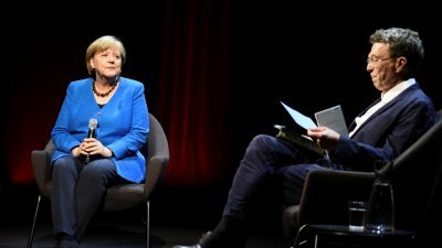 德国前总理默克尔（左）当地时间周二，在柏林接受记者和作家奥桑的采访。
