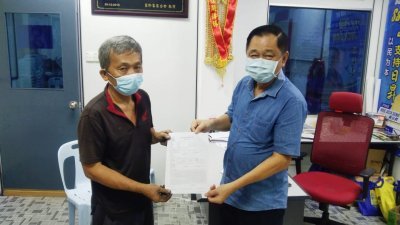 郑先生（左）怀疑遭冒充银行职员的男女骗走资料，向警方投报，并通过陈勇鸣（左）召开新闻发布会，展示报案书。