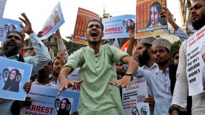 在印度加尔各答周二举行的抗议活动中，人们举著标语牌高喊口号，要求逮捕印度人民党 (BJP)女发言人夏尔马。（图取自路透社）