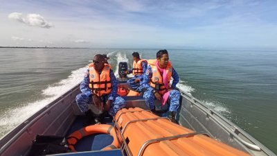 搜救队在事发地点的40.14平方海里范围，展开搜救行动。