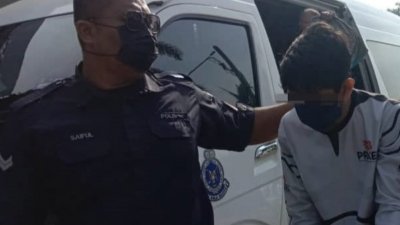 被告（右）被押送到瓜拉庇劳法庭面控，案件展至6月14日移交到林茂推事庭进行审理。