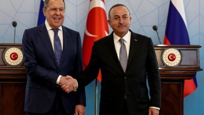 土耳其外长恰武什奥卢（右）与到访的俄罗斯外长拉夫罗夫周三在安卡拉会面，谈及停火和粮食出口。（图取自路透社）