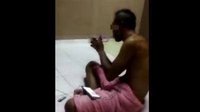 社交媒体流传一名男子正在吸毒的视频后，下霹雳警方已采取行动扣捕一名男子调查。（视频截图）