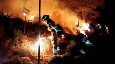 西班牙的普赫拉野火肆虐，消防员正在努力扑灭火势。（图取自西班牙野火部门/路透社）
