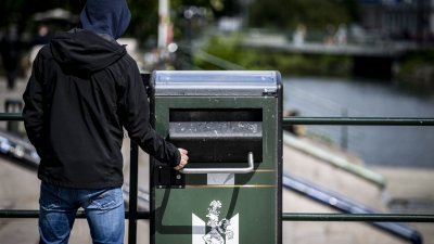 民众拉开位于瑞典马尔默市Davidshallsbron桥上的垃圾桶扔垃圾，就会触动播放器，播出性感的女声鼓励话语。（图取自瑞典通讯社/法新社）