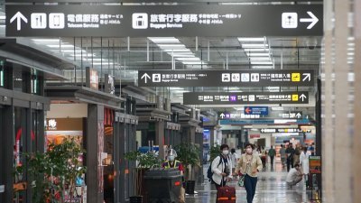 台湾将从下周三起，将入境检疫天数从现行的7天，改为3天居家检疫加4天自主防疫。图为台北松山机场。（图取自中央社）