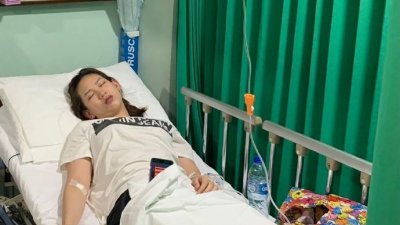 泰国女将李美妙在IG上传自己在医院吊点滴的照片。（图取自网络）